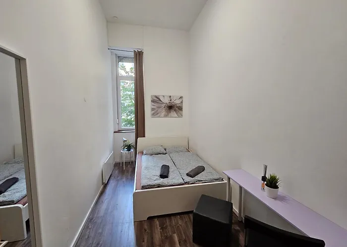 Urban Nomad And In Center Hostel *