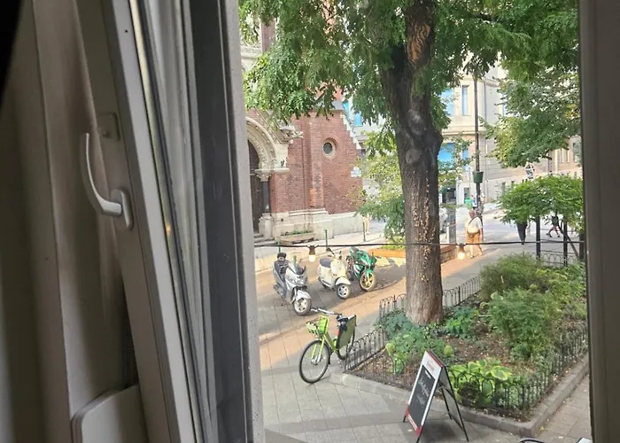 Urban Nomad And In Center * Будапешт