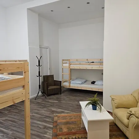 Urban Nomad Rooms And Hostel *